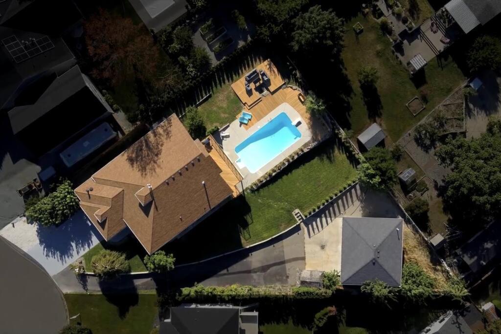 Luxurious 5 Bedroom House With Pool & Sauna West Kelowna Dış mekan fotoğraf