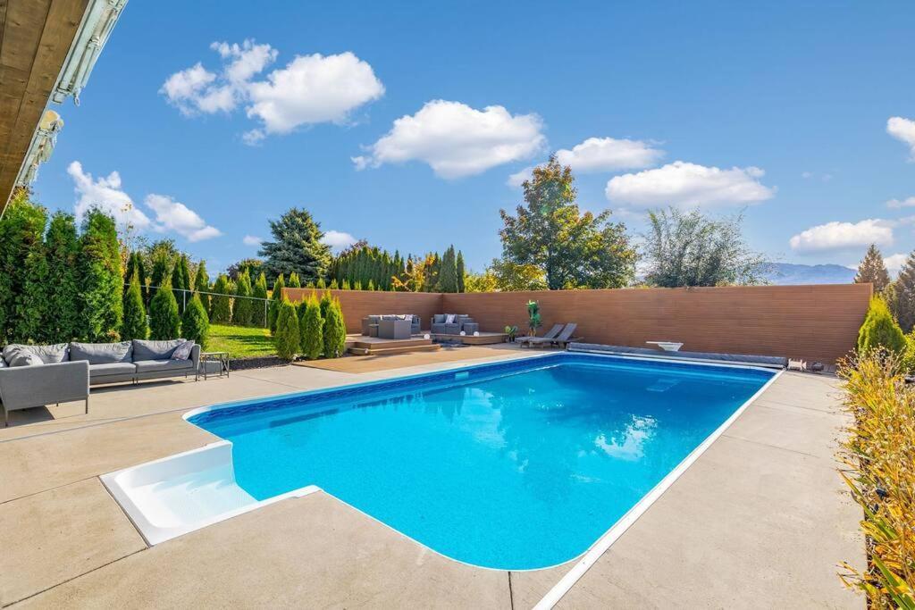 Luxurious 5 Bedroom House With Pool & Sauna West Kelowna Dış mekan fotoğraf