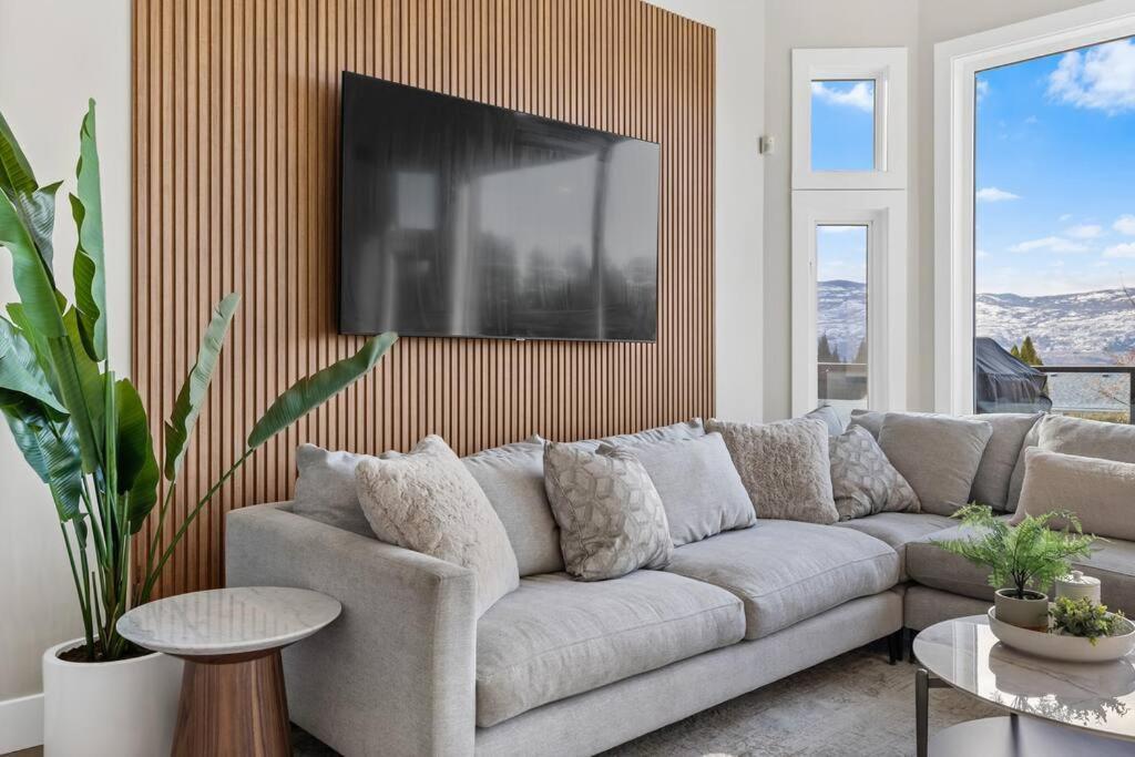 Luxurious 5 Bedroom House With Pool & Sauna West Kelowna Dış mekan fotoğraf