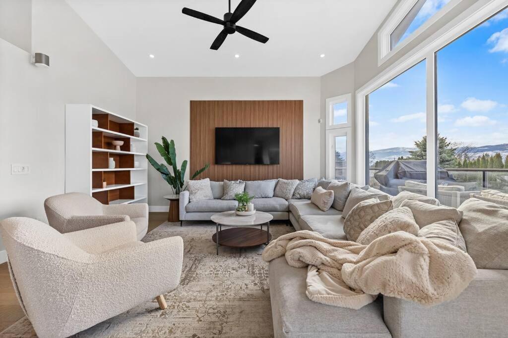 Luxurious 5 Bedroom House With Pool & Sauna West Kelowna Dış mekan fotoğraf