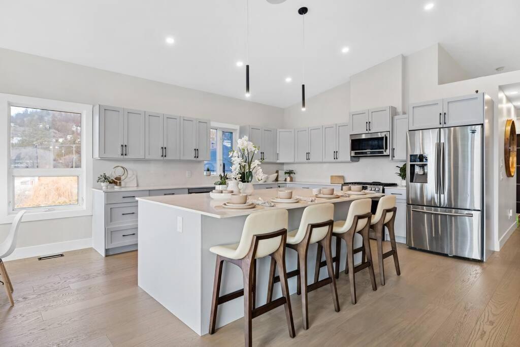 Luxurious 5 Bedroom House With Pool & Sauna West Kelowna Dış mekan fotoğraf