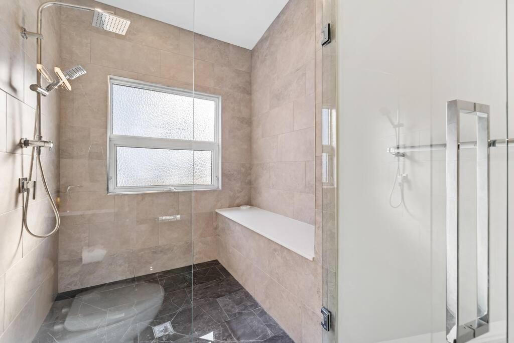 Luxurious 5 Bedroom House With Pool & Sauna West Kelowna Dış mekan fotoğraf