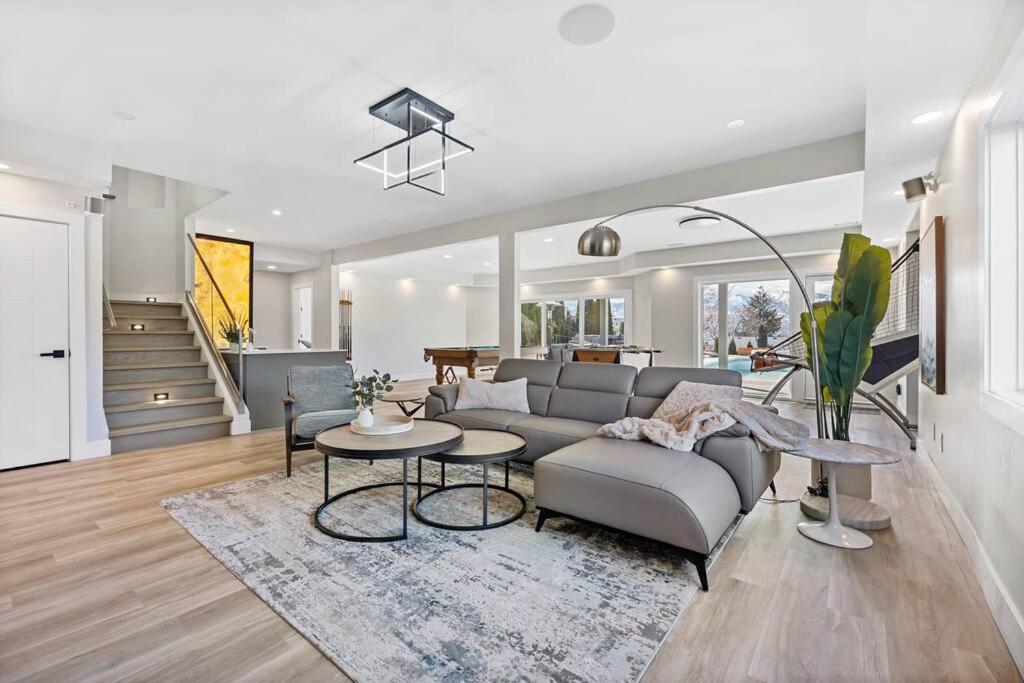 Luxurious 5 Bedroom House With Pool & Sauna West Kelowna Dış mekan fotoğraf