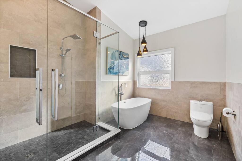 Luxurious 5 Bedroom House With Pool & Sauna West Kelowna Dış mekan fotoğraf