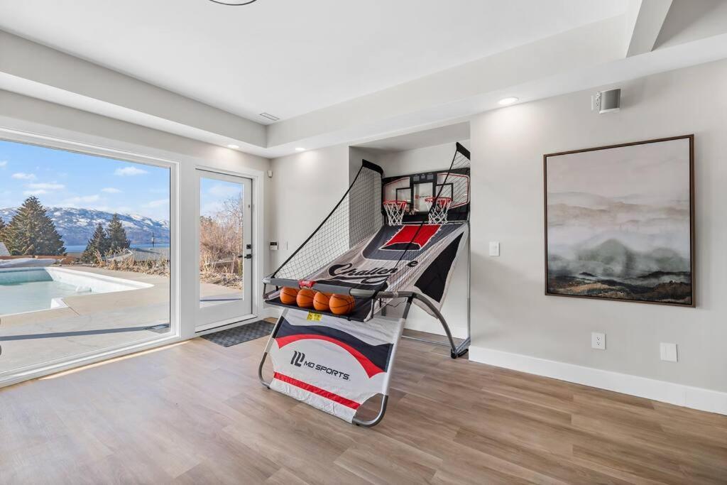 Luxurious 5 Bedroom House With Pool & Sauna West Kelowna Dış mekan fotoğraf