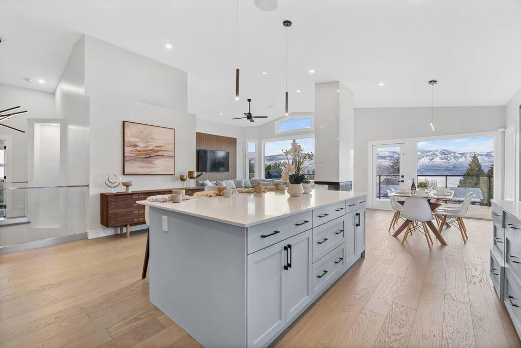 Luxurious 5 Bedroom House With Pool & Sauna West Kelowna Dış mekan fotoğraf